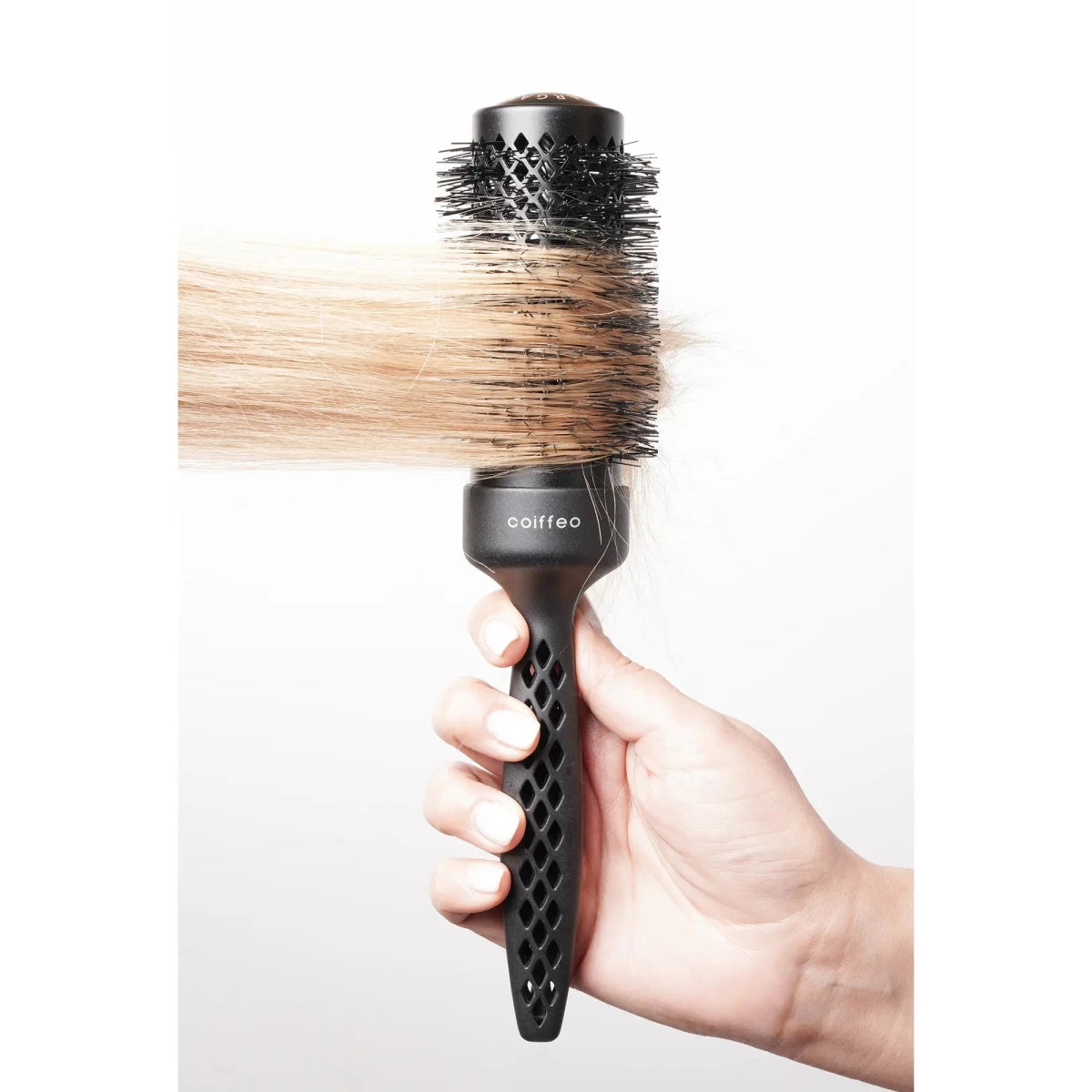 Brosse carbone Coiffeo – Antistatique & résistante à la chaleur - BEAUTEPRICE Brosse carbone Coiffeo – Antistatique & résistante à la chaleur Brosse Coiffeo BEAUTEPRICE
